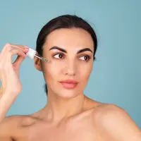 Sahabat Fimela, penggunaan oil serum di malam hari dapat membantu mengunci kelembapan kulit, terutama bagi pemilik kulit kering. Namun, pemakaian yang kurang tepat justru bisa membuat produk tidak bekerja maksimal. (Sumber: Pexels).