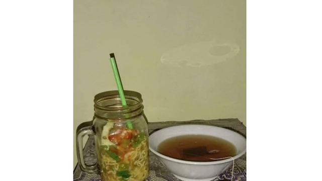 5 Aksi Nyeleneh Makan Pakai Gelas Ini Bikin Geleng Kepala