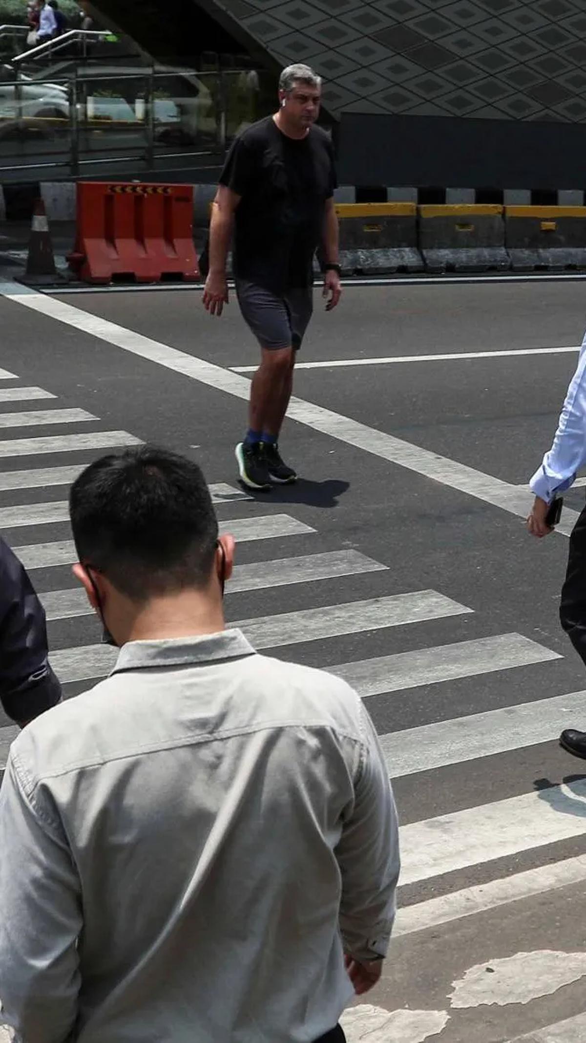 Badan Meteorologi, Klimatologi dan Geofisika (BMKG) mengatakan DKI Jakarta mengalami fenomena Kulminasi Utama atau Hari Tanpa Bayangan.