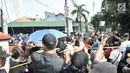 Kerumunan warga setempat menyaksikan rekonstruksi pembunuhan satu keluarga di Bojong Nangka II, Bekasi, Jawa Barat, Rabu (21/11). Rekonstruksi ini digelar oleh Tim Inafis Polda Metro Jaya dan Polres Metro Bekasi. (Merdeka.com/Iqbal S. Nugroho)