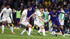 Pemain Real Madrid, Rodrygo, berusaha melewati pemain Athletic Bilbao pada laga Liga Spanyol di Stadion Santiago Bernabeu, Minggu (31/3/2024). (AP Photo/M. Gracia Jimenez)
