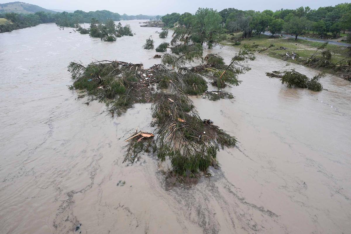 FOTO: Banjir Bandang Terjang Texas, 24 Orang Tewas dan Puluhan Hilang