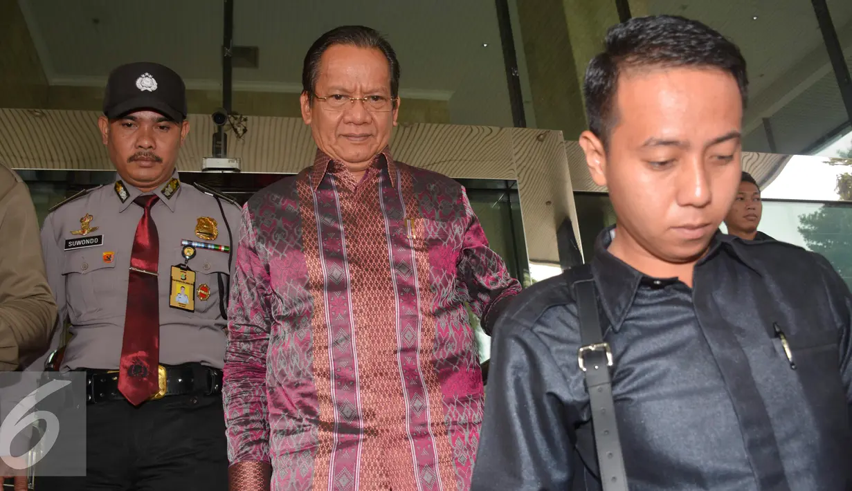 Gubernur Sulawesi Tengah (Sulteng) Longki Djanggola saat keluar dari kantor KPK, Jakarta, Senin (28/11). Longki mengaku kedatangannya adalah untuk berkoordinasi dengan KPK. (Liputan6.com/Helmi Afandi)