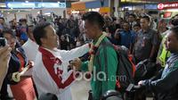Lerby Eliandry dan Menpora Imam Nahrawi saat pemain Timnas Indonesia tiba di Bandara Soekarno-Hatta, Cengkareng. Timnas Indonesia tiba menggunakan maskapai Garuda Indonesia tepat pukul 18.30 WIB. (18/12/2016). (Bola.com/Nicklas Hanoatubun)