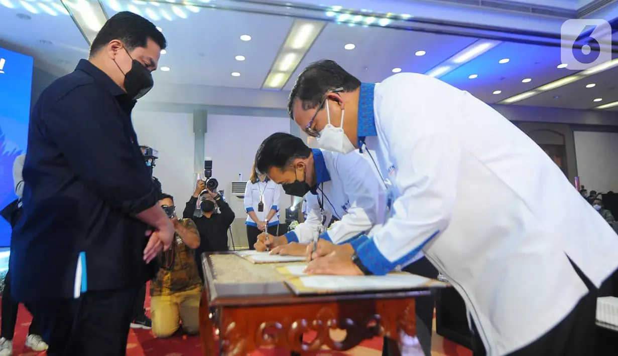 Menteri BUMN Erick Thohir (kiri) menyaksikan penandatanganan Kontrak Manajemen Tahun 2022 pada Raker Bank BTN tahun 2022 di Jakarta, Jumat (21/1/2022). Rapat Kerja Bank BTN 2022 mengusung tema “Bolstering Optimism, Conquering All Challenges”. (Liputan6.com/HO/BTN)