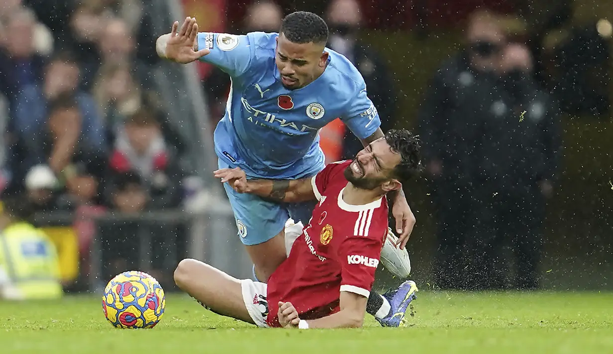 Bruno Fernandes. Kontribusinya nyaris tak telihat dalam laga menghadapi Manchester City. Ia hanya mampu melepas satu umpan sukses dan sebuah tembakan yang nyatanya juga masih mampu diblok lawan. Layak diberi nilai 4. (AP/Jon Super)