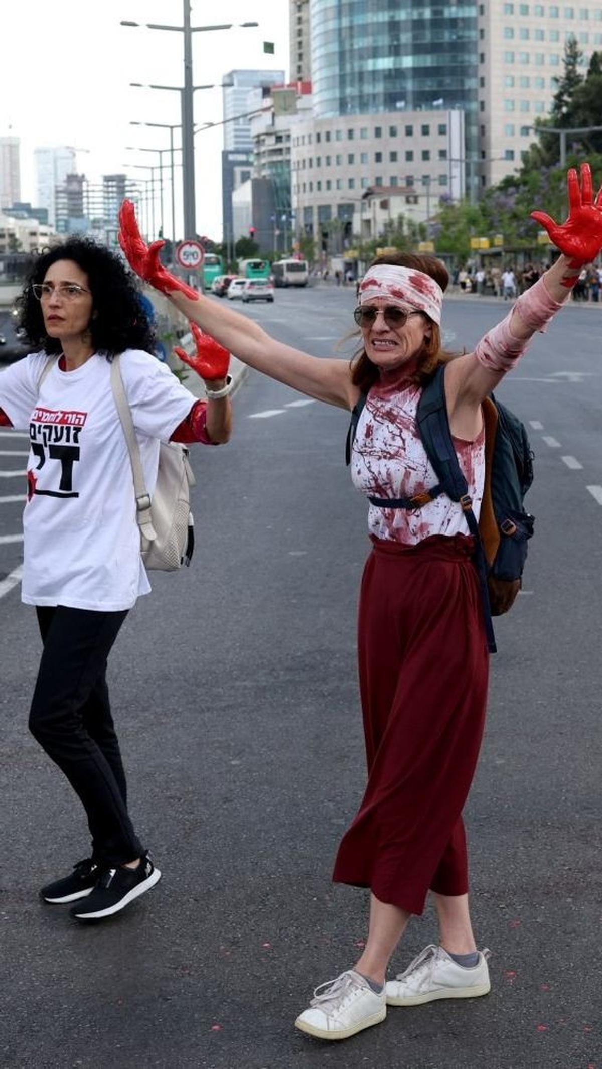 Selain itu, mereka juga melakukan aksi blokir jalan raya.&nbsp;Foto: REUTERS / Marko Djurica<br>