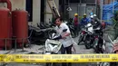 Salah satu karyawan mengevakuasi kendaraan usai tertimpa material dari pembangunan gedung Kemenhan di depan gedung Ortala Kemenkopolhukam, Jakarta, Senin (30/11/2015). Empat staff Kemenkopolhukam luka tertimpa. (Liputan6.com/HelmiFithriansyah)