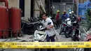 Salah satu karyawan mengevakuasi kendaraan usai tertimpa material dari pembangunan gedung Kemenhan di depan gedung Ortala Kemenkopolhukam, Jakarta, Senin (30/11/2015). Empat staff Kemenkopolhukam luka tertimpa. (Liputan6.com/HelmiFithriansyah)