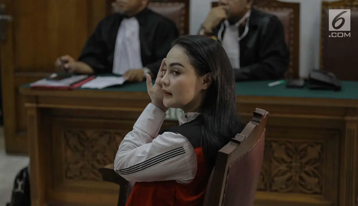 Aktris Jeniffer Dunn saat menjalani sidang perdana penyalahgunaan narkoba di Pengadilan Negeri Jakarta Selatan, Kamis (5/4). Sidang tersebut beragendakan pembacaan dakwaan. (Liputan6.com/Faizal Fanani)