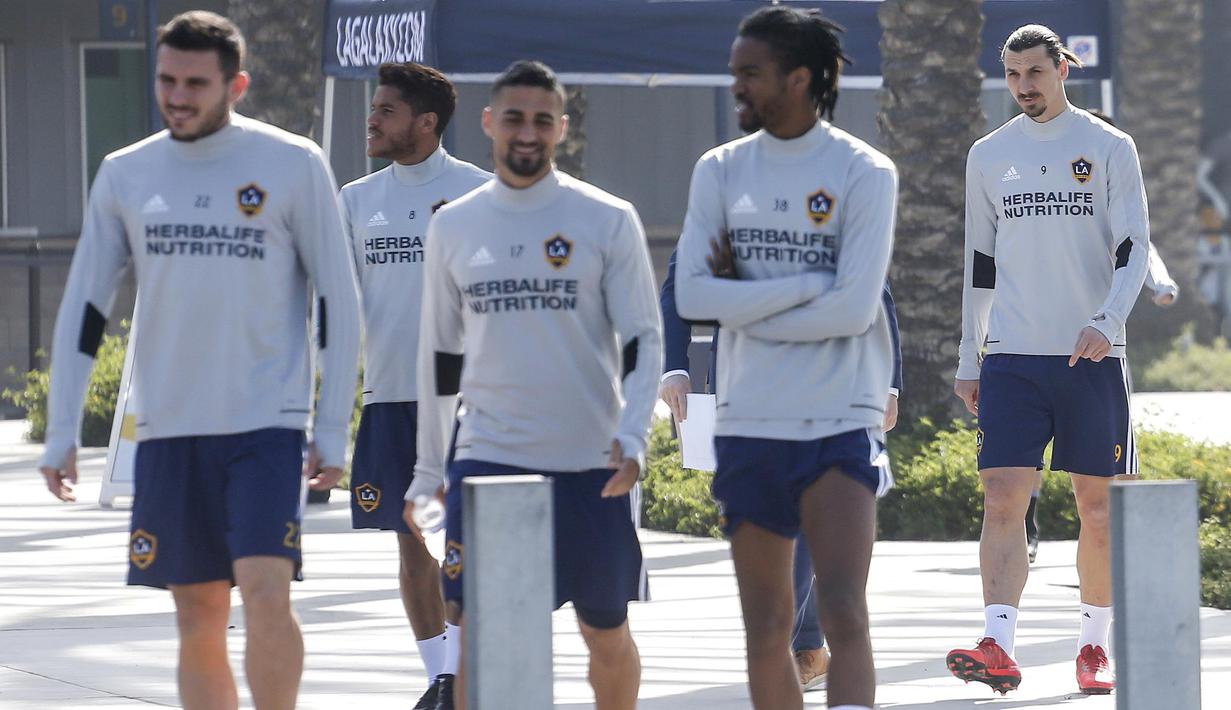 Mantan Striker Manchester United, Zlatan Ibrahimovic, saat perkenalan oleh LA Galaxy di StubHub Center, AS, Sabtu (30/3/3028). LA Galaxy menjadi klub kesembilan sepanjang karier pria Swedia ini. (AP/Ringo H.W. Chiu)