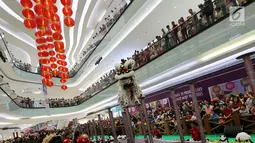 Atraksi Barongsai Tonggak menghibur penonton sambut perayaan Imlek di Lippo Mall Puri, Jakarta, Minggu (4/2).Atraksi tersebut mengusung tema Parade Barongsai. (Liputan6.com/Fery Pradolo)