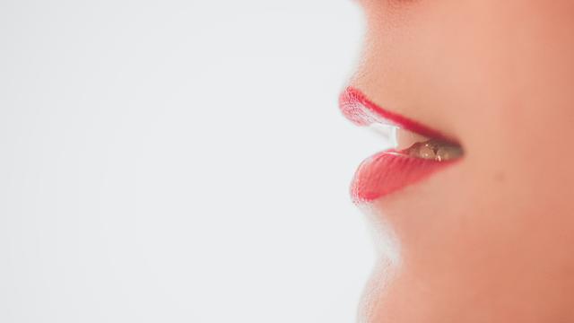 Bibir gelap jadi bercahaya dengan menggunakan aqua lips/unsplash Timothy