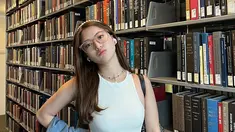 Sejak akhir bulan Agustus kemarin, penyanyi yang pernah kolaborasi dengan Dul Jaelani dan Dewa 19 ini sudah kembali ke Los Angeles. Tinggal di Amerika, penyanyi yang masih berusia 19 tahun ini menjalani perkuliahan di Loyola Marymount University yang berada di Los Angeles, California.  (Liputan6.com/IG/@valeriepola)
