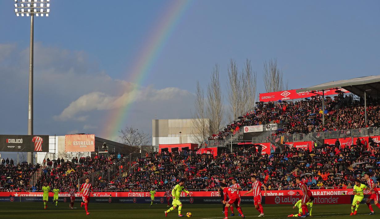 Striker Barcelona, Lionel Messi, menggiring bola saat melawan Girona pada laga La Liga di Stadion Montilivi, Minggu (27/1). Barcelona menang 2-0 atas Girona. (AP/Manu Fernandez)