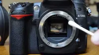 Untuk membersihkan sensor kamera DSLR Anda yang terkena debu atau jamur, berikut tipsnya.