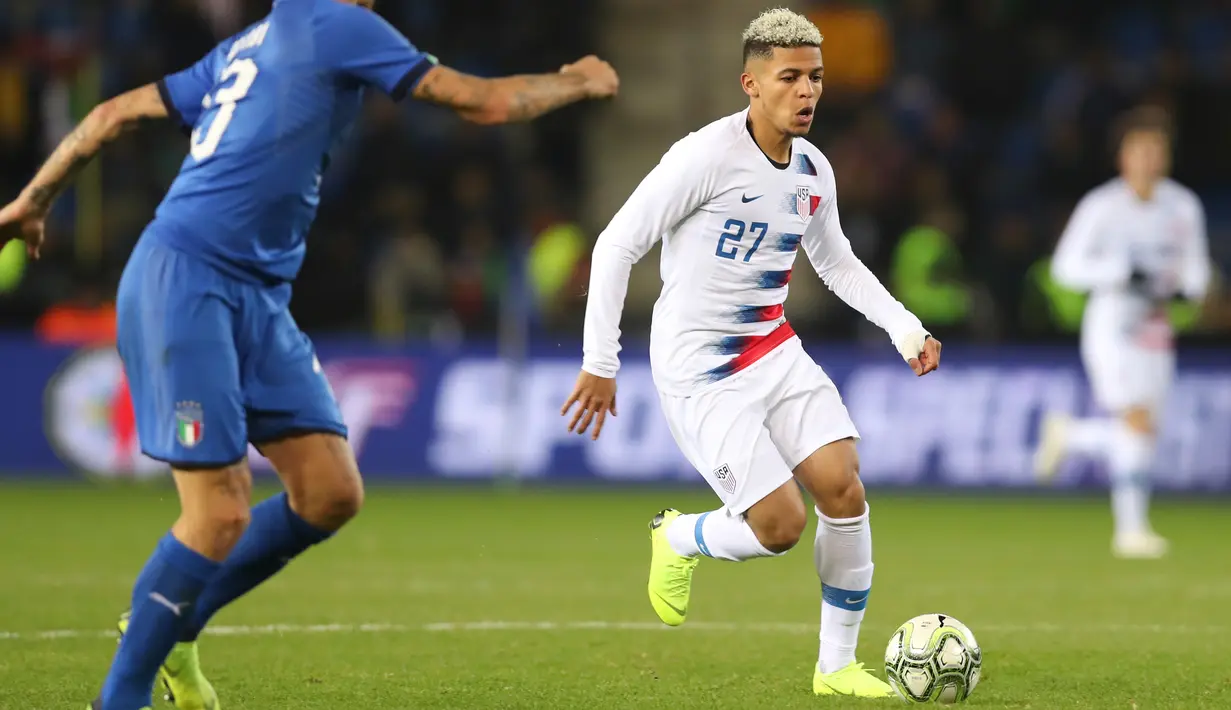 Pemain Amerika Serikat, Romain Gall menggiring bola dari kawalan bek Italia, Francesco Acerbi selama pertandingan persahabatan di Cristal Arena di Genk, Belgia (20/11). Italia menang tipis atas AS 1-0. (AP Photo / Francisco Seco)