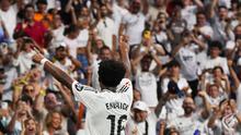 Pemain Real Madrid, Endrick, melakukan selebrasi di depan para suproter setelah mencetak gol ke gawang Valladolid pada laga lanjutan Liga Spanyol 2024/2025 di Santiago Bernabeu, Madrid, Spanyol, Senin (26/08/2024) WIB. (AP Photo/Manu Fernandez)