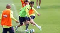 Pemain Barcelona, Lionel Messi, saat mengikuti sesi latihan di Ciutat Esportiva Joan Gamper, Sant Joan Despi, Selasa (9/6/2020). Barcelona gelar latihan jelang menghadapi Mallorca pada 14 Juni mendatang. (AFP/Handout/FC Barcelona/Miguel Ruiz)