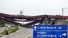 Sebuah jembatan kereta di dekat desa Novobakhmutivka, 30 km sebelah utara Donetsk, Ukraina, rusak parah, (8/7/2014). (AFP PHOTO/Dominique Faget)