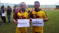 Firman Utina dan Amirul Mukminin mewakili skuat Sriwijaya FC mengajak masyarakat Indonesia bersatu melawan teroris. (Bola.com/Riskha Prasetya)