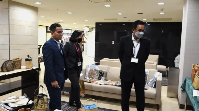 Kurator dan Agregator Internasional dari Kebun Tech Indra Kesuma Nasution (kiri) dan Kepala Perwakilan BI Provinsi Kalimantan Selatan Imam Subarkah (kanan) dalam acara Pamor Borneo Japan 2022, di Nagoya Jepang pada 2-3 September 2022. (Istimewa)