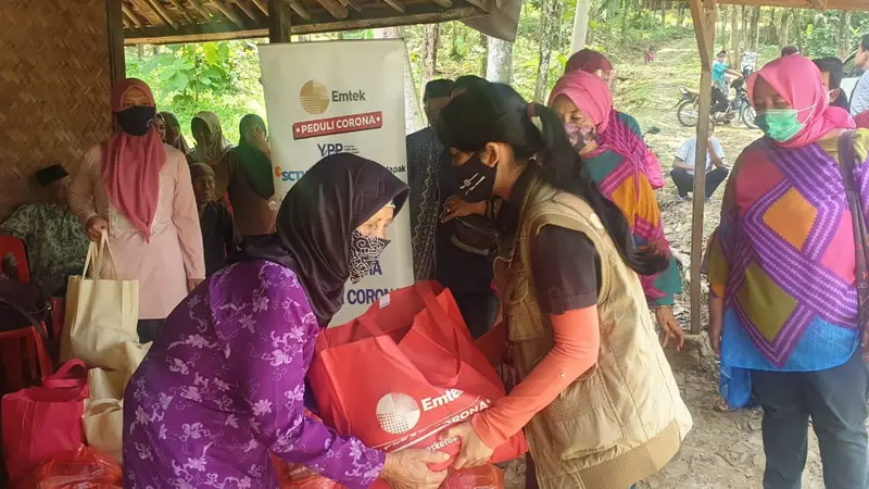 100 Paket sembako dan 200 buah masker kain disalurkan EMTEK Peduli Corona