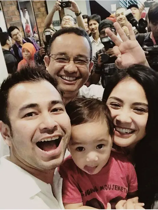 Tidak hanya Raffi dan Gigi yang beberapa kali ikut kegiatan pasangan calon dari Anies dan Sandiaga. Presenter Olla Ramlan juga pernah terlihat bersama dengan Sandiaga. (dok. Instagram)