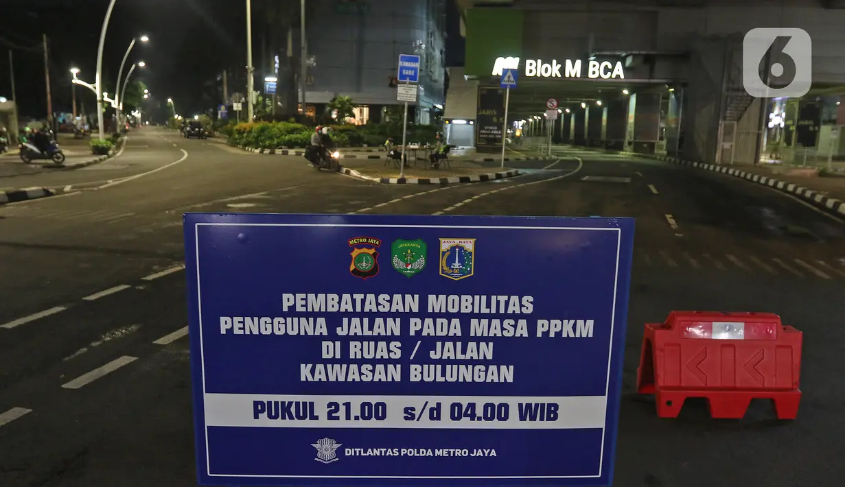 Suasana di kawasan Bulungan, Jakarta, Senin (21/6/2021). Penutupan jalan dalam rangka pembatasan mobilitas warga guna menekan penyebaran COVID-19 dilakukan mulai pukul 21.00 WIB hingga 04.00 WIB di 10 titik di Kota Jakarta. (Liputan6.com/Herman Zakharia)