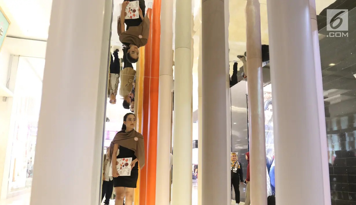 Pengunjung melihat contoh warna Dulux, ColourFuturesTM 2019 di Jakarta, Rabu (16/1). Warna tersebut juga mampu melengkapi berbagai gaya hidup dalam pilihan interior. (Liputan6.com/Angga Yuniar)