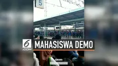Tepuk tangan dari para penumpang KRL terdengar untuk mengapresiasi mahasiswa yang akan berjuang menyuarakan aspirasinya ke lokasi demo di depan Gedung DPR RI, pada Selasa ( 24/9).