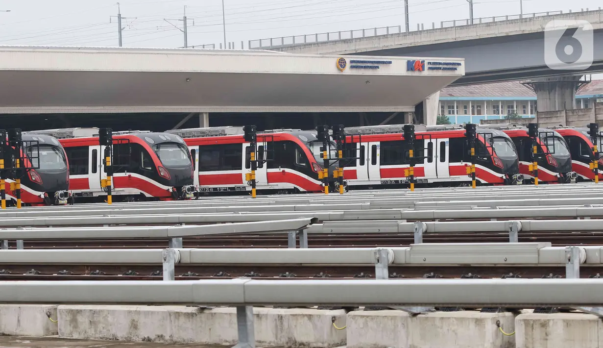 Jajaran rangkaian kereta LRT Jabodebek terpakir di area stabling di depo LRT Jabodebek, Jati Mulya, Bekasi, Jawa Barat, Kamis (6/7/2023). (Liputan6.com/Herman Zakharia)