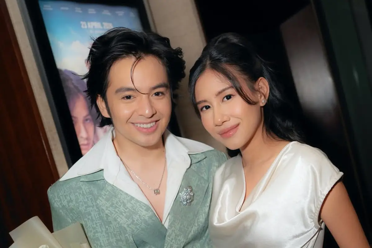 Support Suami, Shenina Cinnamon Jadi Bumil Cantik Effortless di Gala Premiere Para Perasuk