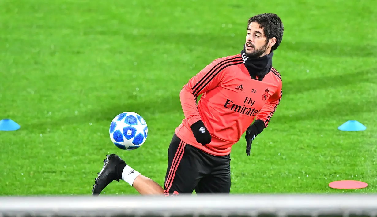 Gelandang Real Madrid, Isco mengontrol bola saat sesi latihan di Stadion Doosan Arena, Plzen, Republik Ceko, Selasa (6/11). Ini merupakan duel pertama Real Madrid melawan klub Republik Ceko dalam 17 tahun terakhir. (JOE KLAMAR/AFP)