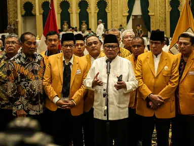 Ketum Partai Hati Nurani Rakyat Oesman Sapta Odang bersama seluruh Petinggi Partai Hanura memberikan keterangan pers di Jakarta, Sabtu (22/4/2022). (Liputan6.com/Johan Tallo)