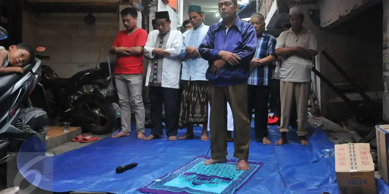 20160411-Warga Pasar Ikan Gelar Doa Bersama di Tengah Penggusuran-jakarta
