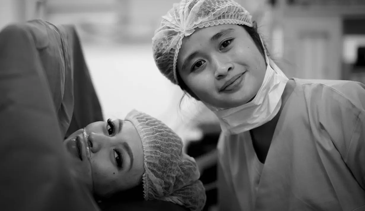 Selama proses persalinan, Donita selalu didampingi orang-orang tersayangnya. Selain Adi Nugroho, Donita juga ditemani sang adik Gritte Agatha. Ia juga lah yang terus mengabadikan momen spesial itu. (Instagram/donitabhubiy)