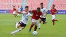 Pemain Timnas Indonesia U-16, Amiruddin Bagus (kanan) melewati adangan pemain Timor Leste U-16 pada laga grup G Piala AFC U-16 di Stadion Rajamangala, Bangkok, Senin (18/9/2017). Timnas Indonesia U-16 menang 3-1. (Bola.com/PSSI)