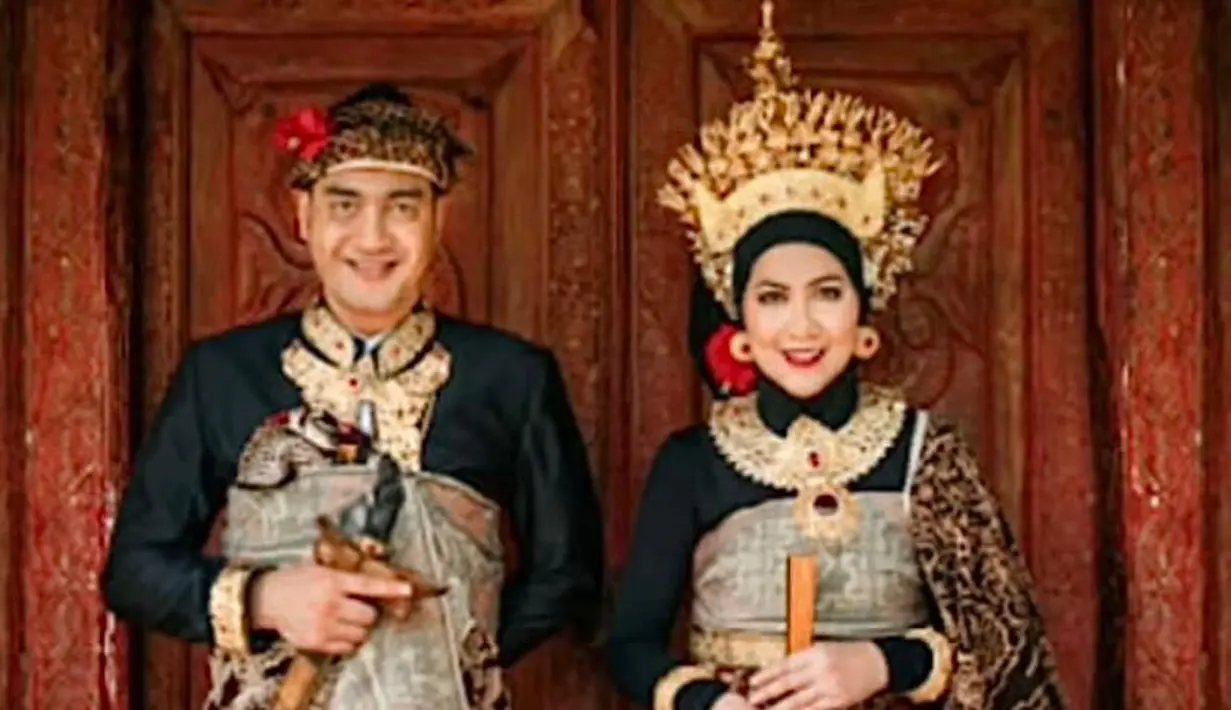 Busana keduanya dilengkapi aksesori warna emas yang membuat tampilan mereka terlihat glamor.  (Instagram/vennamelinareal).