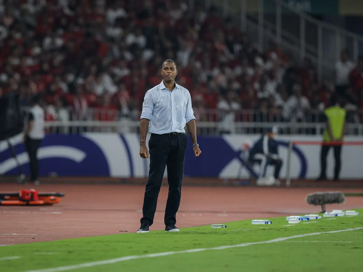 Media Belanda Soroti Patrick Kluivert Sampai Ganti Baju saat Timnas Indonesia  Vs China, Netizen: Indonesia Hot! - Indonesia Bola.com