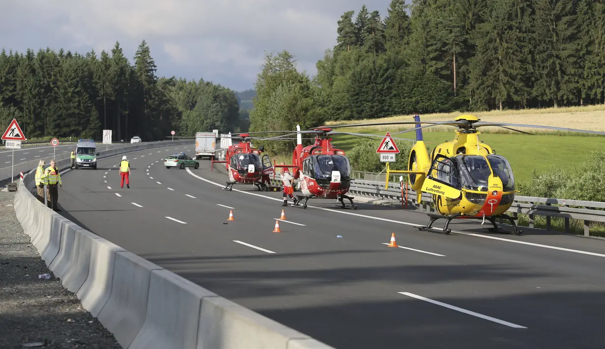 Helikopter penyelamat disiagakan di dekat lokasi kecelakaan di Muenchberg, Jerman, Senin (3/7). Kecelakaan tragis ini mengakibatkan jalan tol itu harus ditutup dari kedua arahnya untuk mempermudah upaya penyelamatan. (AP Photo)