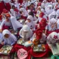 Siswa menyantap makanan Program Makan Bergizi Gratis (MBG) di SDN Meruyung, Depok, jawa Barat, Senin, 13 Juli 2007. (KLY/ Arie Basuki)