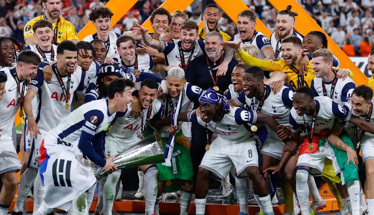 Menundukkan Manchester United 1-0 di final Liga Europa 2024/2025, Tottenham Hotspur berhasil mencetak sejarah baru dengan meraih gelar juara. (Thomas COEX/AFP)