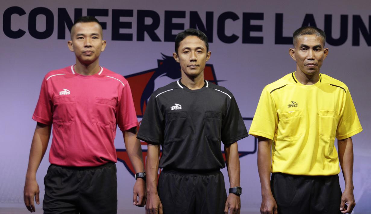 Perwakilan wasit berpose saat Peluncuran Shopee Liga 1 di SCTV Tower, Jakarta, Senin (13/5). Sebanyak 18 klub akan bertanding pada Liga 1 mulai tanggal 15 Mei. (Bola.com/Vitalis Yogi Trisna)