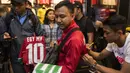 Pesepak bola, Febri Hariyadi memberi tanda tangan saat peluncuran Nike Born Mercurial 360 di Fisik Football, Jakarta, Rabu (7/3/2018). Nike merilis model terbaru Nike Mercurial Superfly dan Vapor 360. (Bola.com/Vitalis Yogi Trisna)