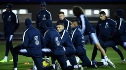 Penyerang Prancis Kylian Mbappe (tengah) bersama rekan-rekannya mengikuti sesi latihan jelang menghadapi Moldova dan Albania pada babak kualifikasi Grup H Piala Eropa 2020 di Clairefontaine-en-Yvelines, Prancis, Selasa (12/11/2019). (FRANCK FIFE/AFP)