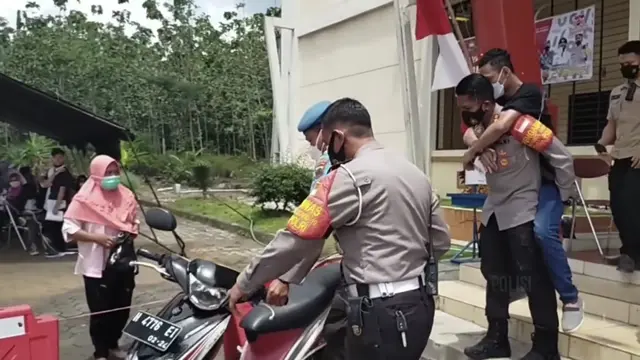 Banjir Pujian, Kapolres Gendong Seorang Penyandang Disabilitas Saat Akan Divaksin