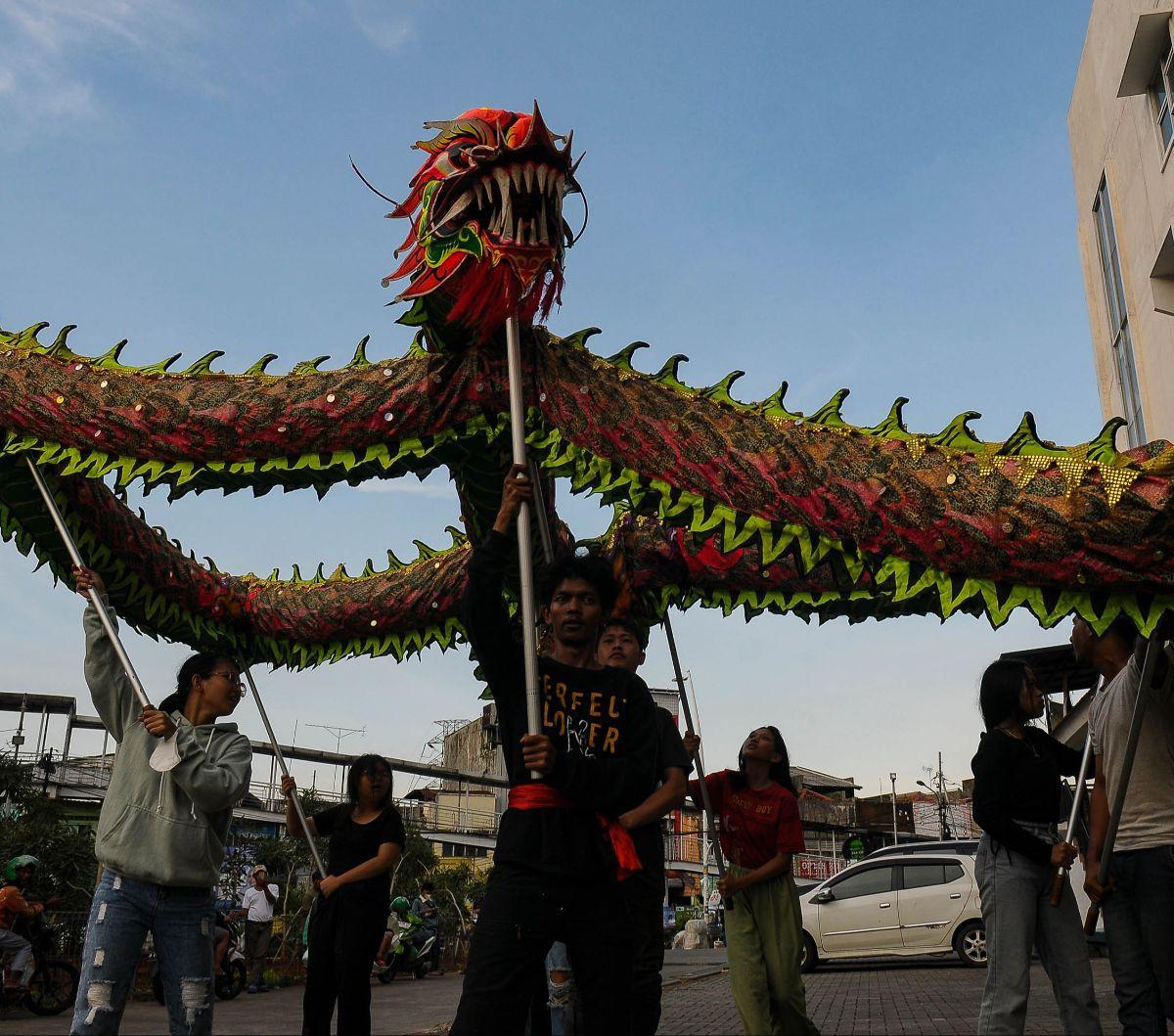 Menjelang perayaan Imlek 2024,&nbsp;Sanggar Shen Lung Jakarta sibuk menggelar latihan bermain barongsai dan liong naga. Latihan tersebut dilakukan setiap sore hari di&nbsp;kawasan Jatinegara, Jakarta, pada Kamis (8/2/2024).&nbsp;Foto: Merdeka.com/Imam Buh