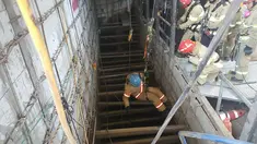 Petugas penyelamat dengan menggunakan tali turun ke lokasi robohnya konstruksi kereta bawah tanah di kota Namyangju, dekat Seoul, Korsel, Rabu (1/6). Empat pekerja tewas dan 10 orang lainnya luka-luka dalam insiden ini. (NAMYANGJU FIRE STATION/AFP)