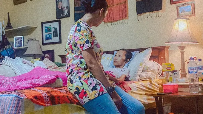 Kalina Ocktaranny menengok Een, ibunya (Foto: Instagram/@kalinaocktaranny)